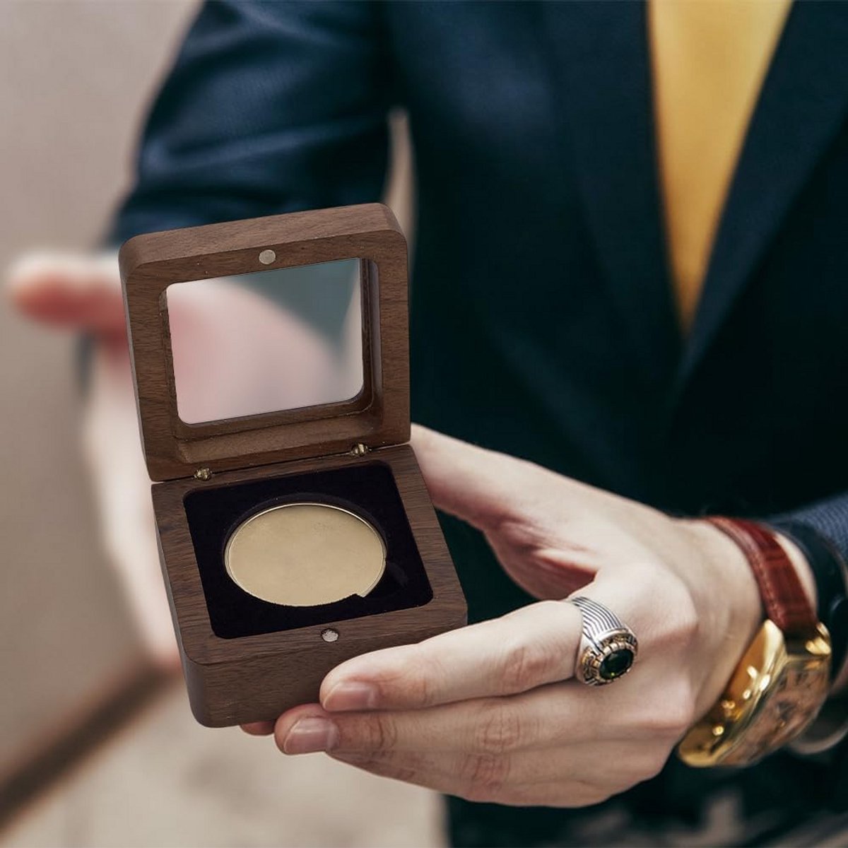 Houten Presentatiedoos voor Challenge Coins met Zichtbaar Venster en Magnetische Sluiting