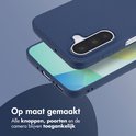Donkerblauwe telefoonhoes, op maat gemaakt voor een telefoon, met gemakkelijke toegang tot knoppen en poorten.