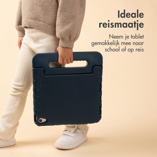 Een kind met een beige trui draagt een blauwe tablet hoes met handvat.