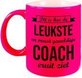 Leukste en meest geweldige coach cadeau koffiemok / theebeker neon roze 330 ml