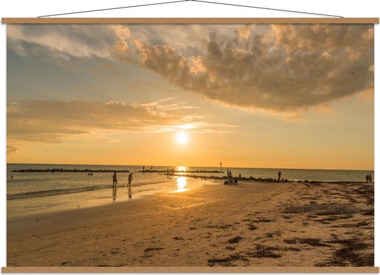Schoolplaat – Groot Strand en Zee met Mensen - 150x100cm Foto op Textielposter (Wanddecoratie op Schoolplaat)