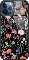 iPhone 12 hoesje glas - Dark flowers - Hard Case - Zwart - Backcover - Bloemen - Zwart