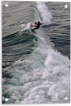 Tuinposter – Surfer in de Zee - 40x60cm Foto op Tuinposter  (wanddecoratie voor buiten en binnen)