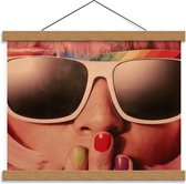 Schoolplaat – Close Up Zonnebril - 40x30cm Foto op Textielposter (Wanddecoratie op Schoolplaat)