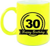 Happy Birthday 30 years cadeau mok / beker neon geel met wimpel 330 ml