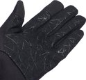 Close-up van een zwarte Nomad handschoen met een geometrische anti-slipprint op de vingers en handpalm.