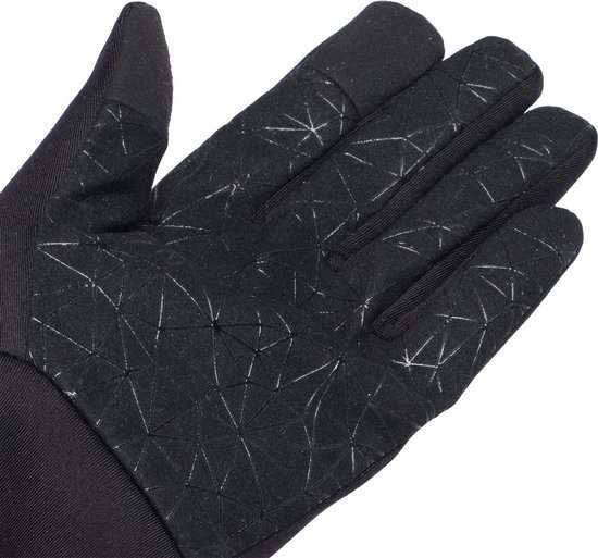 Close-up van een zwarte Nomad handschoen met een geometrische anti-slipprint op de vingers en handpalm.