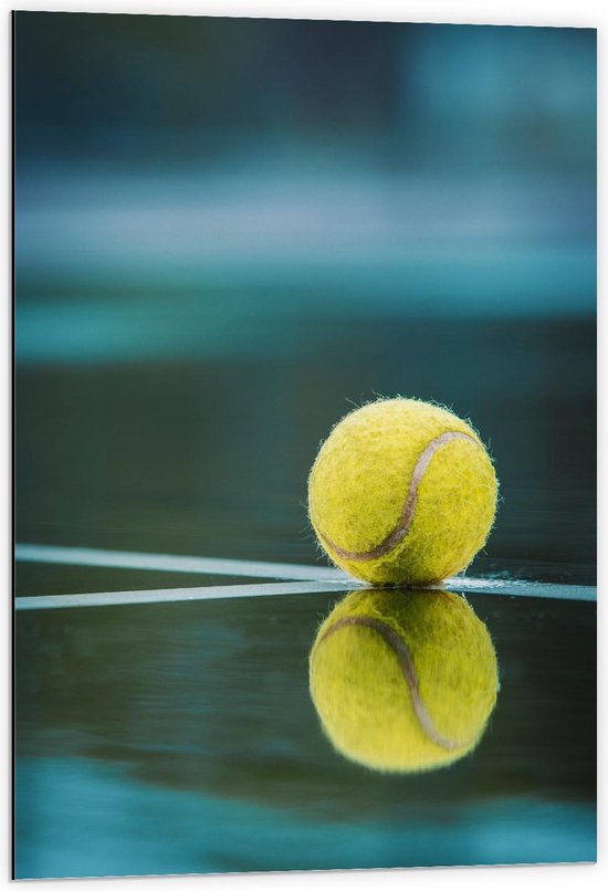 Dibond - Tennisbal met Weerspiegeling op Veld - 60x90cm Foto op Aluminium (Met Ophangsysteem)