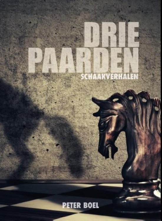 Boekcover 'Drie Paarden Schaakverhalen' met een schaakstuk van een paard op een schaakbord.