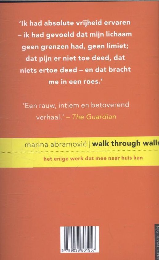Boekomslag met oranje achtergrond, tekst in het wit en geel. Titel: 'walk through walls' door marina abramović.