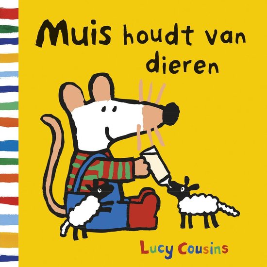 Muis in een tuinbroek voedt een lammetje met melk, een ander lammetje springt.