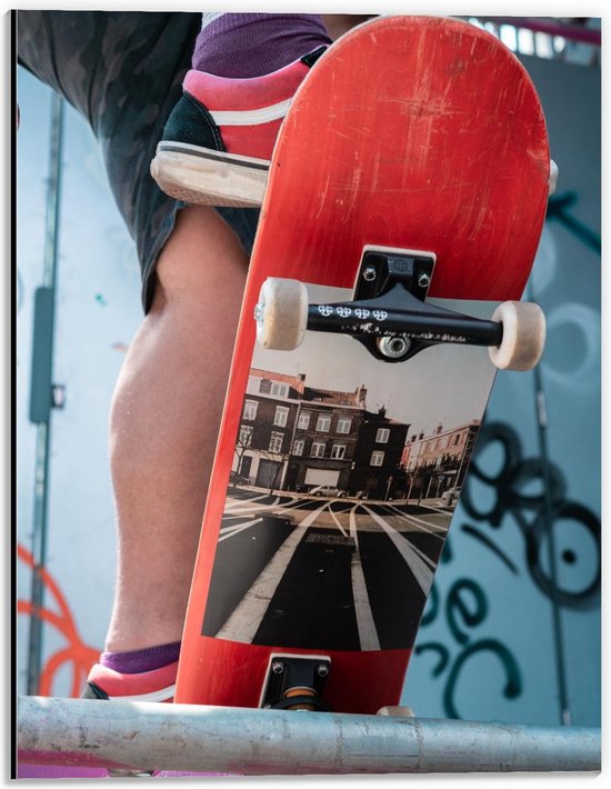 Dibond - Skater met Rood Skateboard - 30x40cm Foto op Aluminium (Wanddecoratie van metaal)