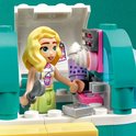 LEGO Friends pop met blond haar, in mintgroen jurkje, in de mintgroene en gele mobiele bubbelthee stand.