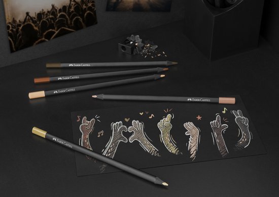 Zeven Faber-Castell kleurpotloden in huidskleuren op een zwarte ondergrond, met getekende handen.