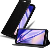 Cadorabo Hoesje voor Samsung Galaxy A8 2018 in ZWARTE NACHT - Beschermhoes met magnetische sluiting, standfunctie en kaartvakje Book Case Cover Etui