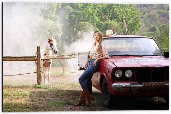 Dibond - Cowgirl Leunend op Rode Auto bij Paard - 60x40 cm Foto op Aluminium (Wanddecoratie van metaal)