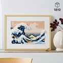 Mosaïque LEGO Art Hokusai - La Grande Vague encadrée, avec des briques bleues, blanches et brunes. Dimensions 39x52 cm.
