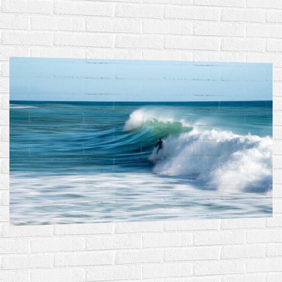 WallClassics - Muursticker - Surfer over Razende Golven op Zee - 120x80 cm Foto op Muursticker
