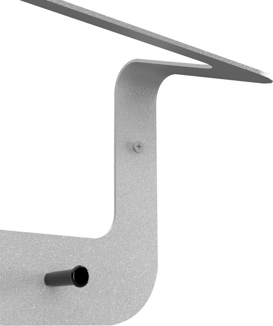 Gros plan d'un porte-manteau blanc à texture granuleuse et d'une patère noire.