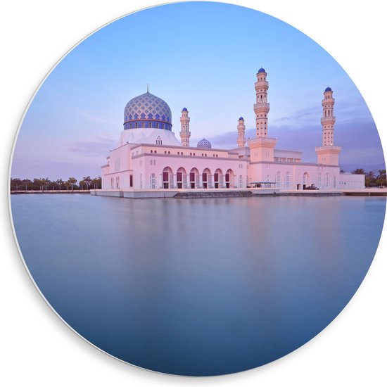 PVC Schuimplaat Muurcirkel - Meer voor Masjid Bandaraya Kota Kinabalu Moskee in Maleisië in de Avond - 50x50 cm Foto op Muurcirkel (met ophangsysteem)