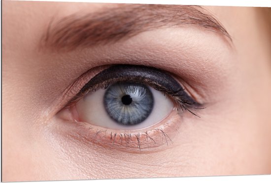 Dibond - Close-up van Opgemaakt Blauwkleurig oog - 120x80 cm Foto op Aluminium (Met Ophangsysteem)
