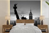 Behang - Fotobehang Vrijheidsbeeld New York -zwart-wit - Breedte 240 cm x hoogte 240 cm