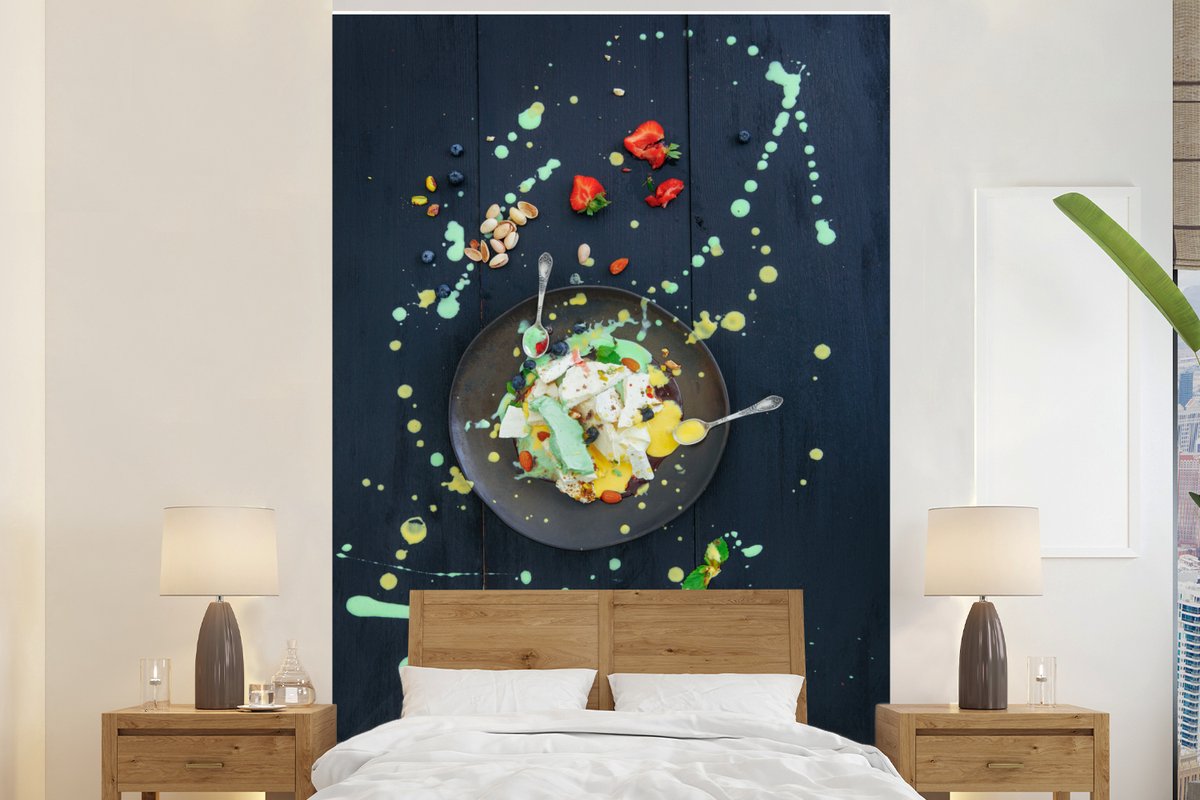Behang - Fotobehang Meringues op een bord met saus en fruit - Breedte 160 cm x hoogte 240 cm