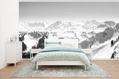 Behang - Fotobehang Besneeuwde bergtoppen in de Alpen - zwart wit - Breedte 395 cm x hoogte 220 cm