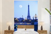 Behang - Fotobehang Eiffeltoren - Maan - Parijs - Breedte 160 cm x hoogte 240 cm