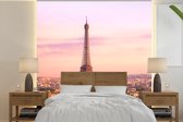Behang - Fotobehang Uitzicht over Parijs met de Eiffeltoren die erboven uit steekt - Breedte 300 cm x hoogte 300 cm