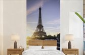 Behang - Fotobehang Eiffeltoren - Parijs - Water - Breedte 120 cm x hoogte 240 cm