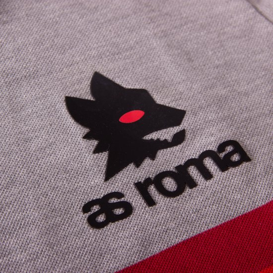 Detail van het zwarte AS Roma logo met wolfskop en tekst op een grijs poloshirt.