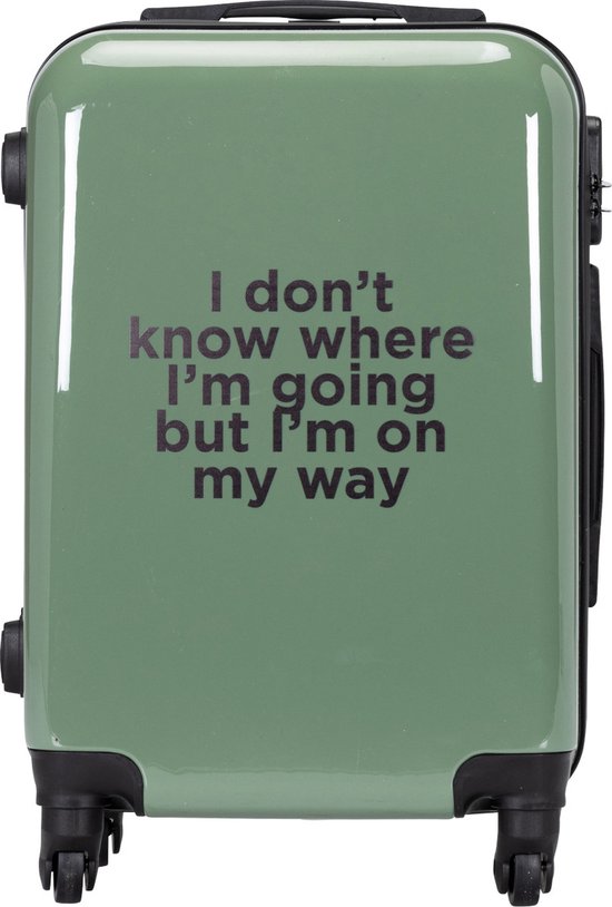 Groene reiskoffer met uitschuifbare handgreep en tekst 'I don't know where i'm going but i'm on my way'.