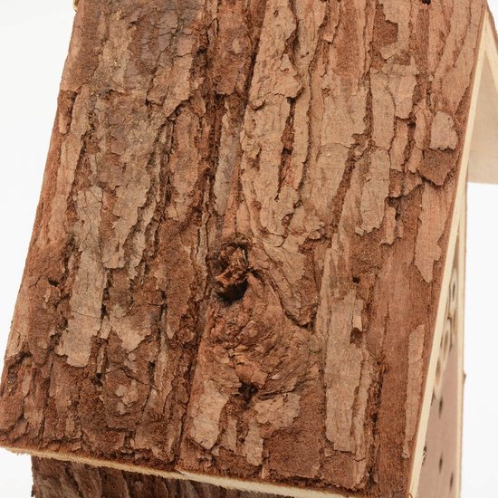 Houten insectenhotel met natuurlijke schors voor de tuin