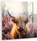 Glazen schilderij van een Schotse hooglander met lange, witte vacht, omringd door roze bloesems en reflecties van een gebouw.