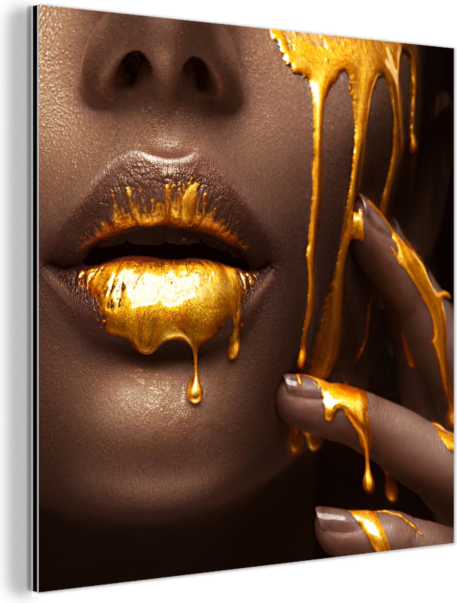 Aluminium schilderij 90x90 cm - Wanddecoratie metaal - Goud - Vrouw - Verf - Lippen - Luxe