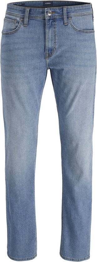 Lichtblauwe jeans met knoopsluiting, op een zwarte achtergrond.