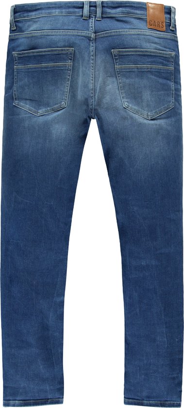 Achterkant van een medium blauwe spijkerbroek met opgerolde zoom en twee achterzakken. Op de tailleband zit een label met 'CARS'.