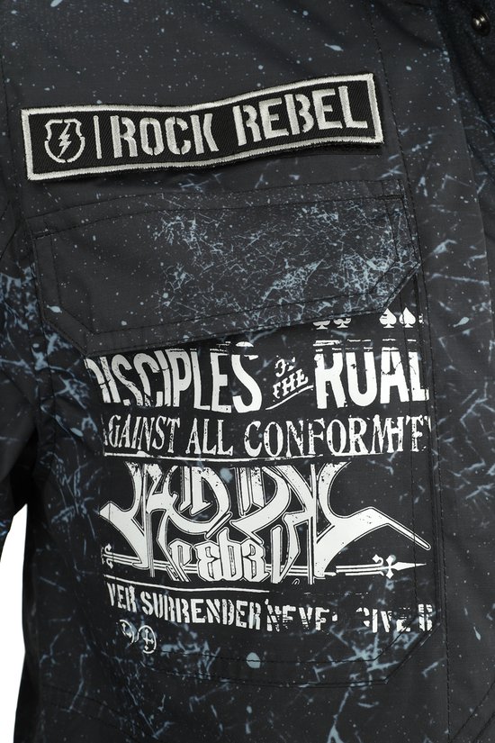 Detail van een zwart jack met 'ROCK REBEL' patch en grafische tekst. Zichtbaar borstzakje met patch.
