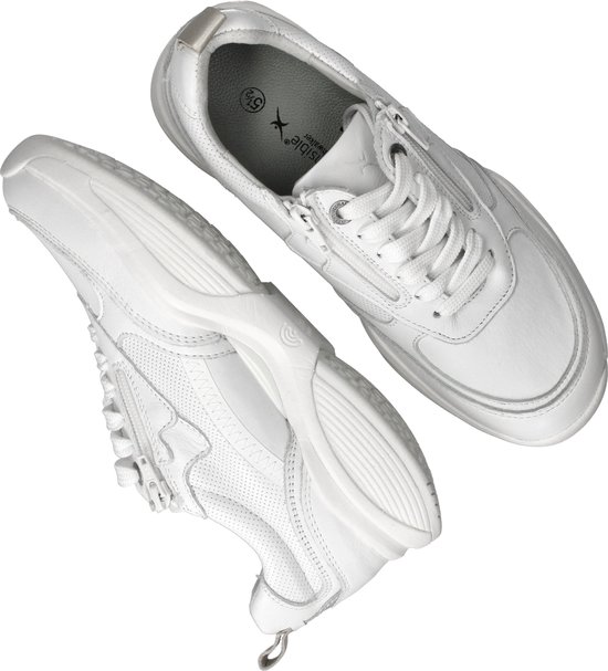 Baskets blanches Xsensible Stretchwalker avec fermeture éclair et lacets. La chaussure gauche repose sur la droite.