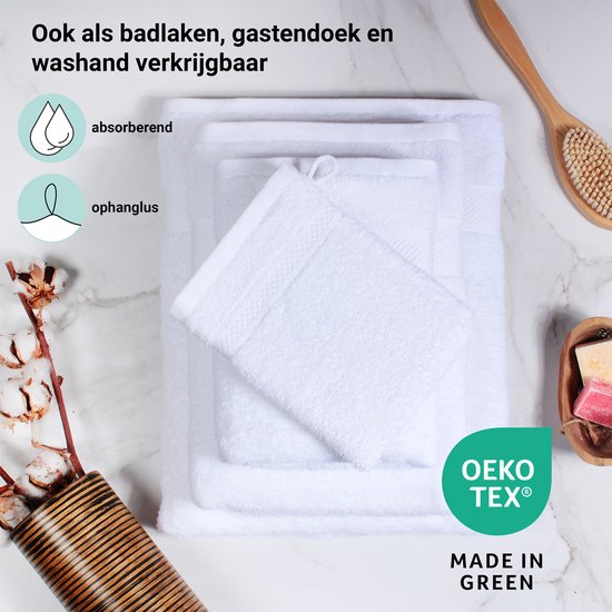 Witte handdoeken van verschillende formaten opgestapeld. Met informatie over absorberend, ophanglus en OEKO-TEX.