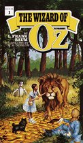 Dorothy, de Scarecrow en de Tin Man lopen door het bos met de Lion.
