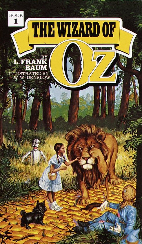 Dorothy, de Scarecrow en de Tin Man lopen door het bos met de Lion.