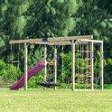 Houten speeltoestel met paarse glijbaan, klimnet, schommels en nestschommel, in een groene tuin.