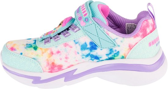 Rechter mint sneaker met tie-dye print, paarse/roze veters en figuur, met "Skech Squad" op de hiel.