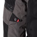 Detail van de motorjas met grijze stof, zwarte mesh en rode knopen met 'DXR' logo.