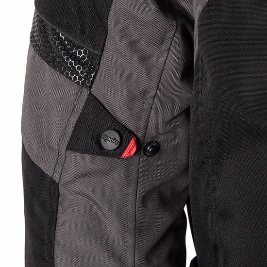 Detail van de motorjas met grijze stof, zwarte mesh en rode knopen met 'DXR' logo.