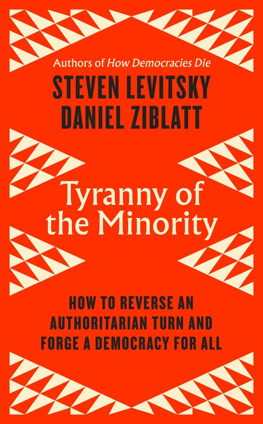 Boekomslag 'Tyranny of the Minority' van Steven Levitsky en Daniel Ziblatt. Rode achtergrond met witte en beige geometrische patronen.