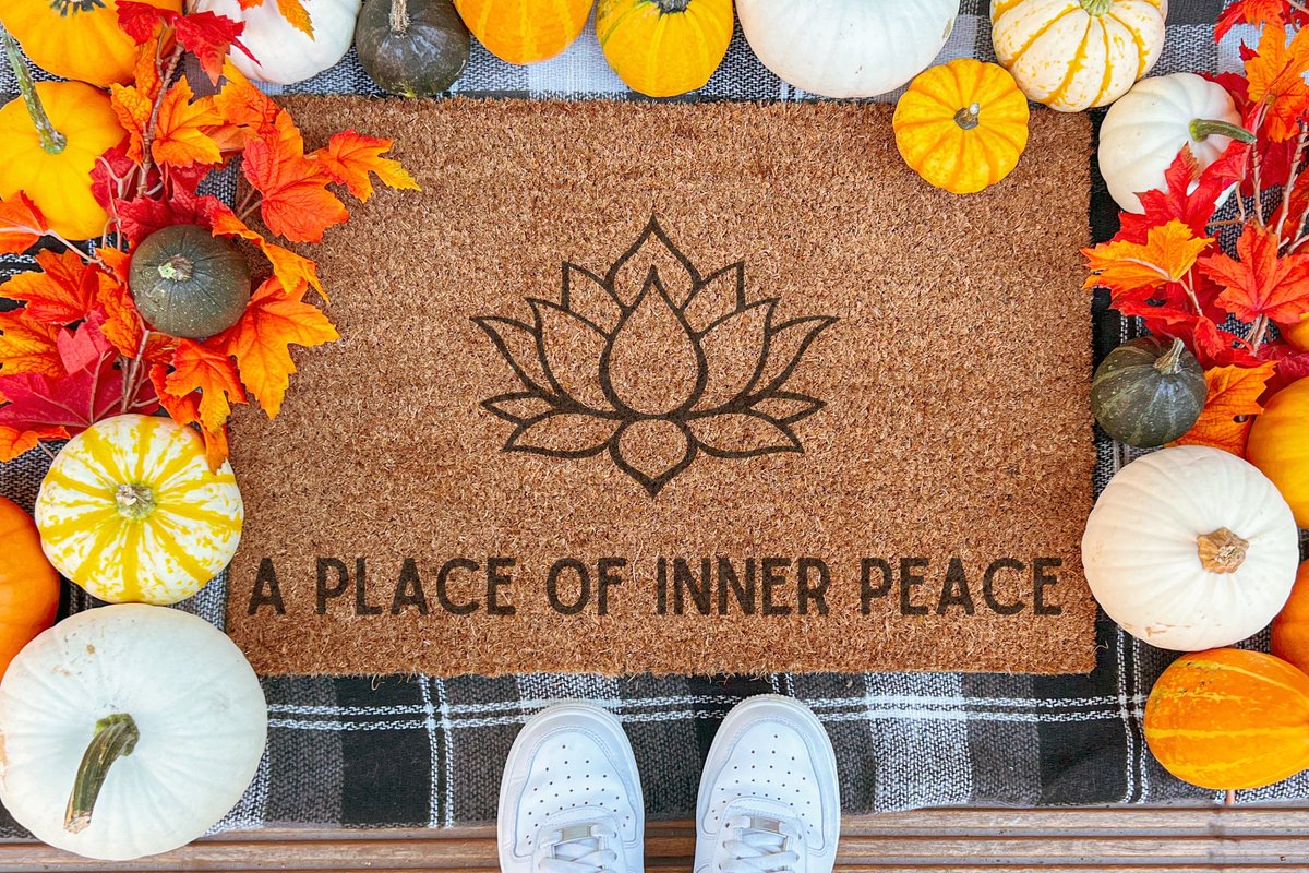 A Place Of Inner Peace | 90x60 cm | Nieuwe huis cadeau | Ingangsmat | Deurmat met stijl | Verhuizing cadeau | Praktisch & trendy | Perfect voor binnenkomst | Cadeau voor nieuwe woning