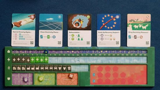 Bordspel Daybreak met kaarten en speelstukken. Het bord toont een wereldkaart met een scorelijst. Vijf kaarten liggen boven het bord.